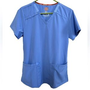 Small Dickies scrub top with front pockets in Blue / CIPS color